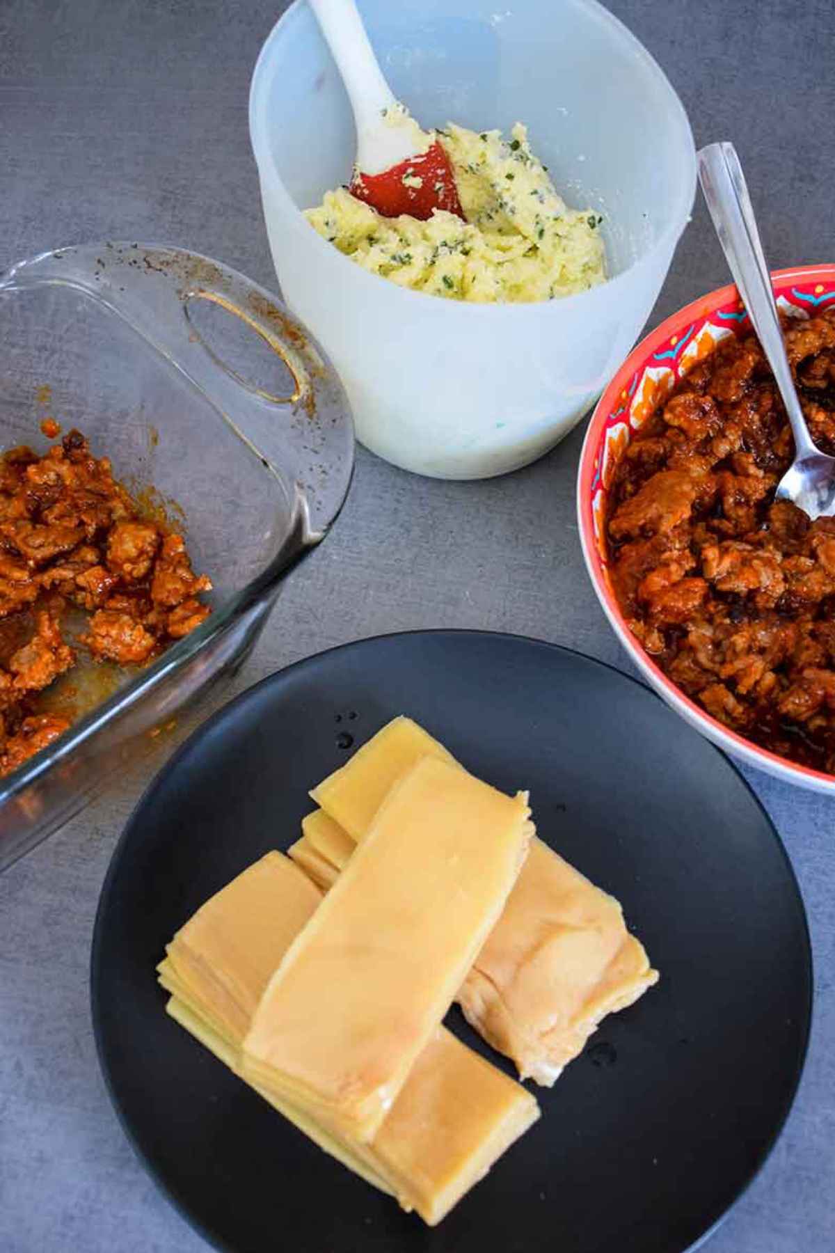 Ricotta cheese mixture, cooked sausage with sauce and hearts of palm sheets.