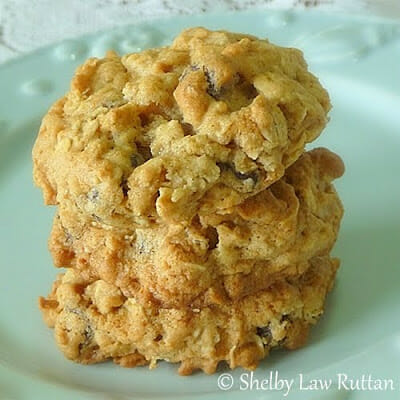 Vanishing Oatmeal Cookies aon a blue plate.